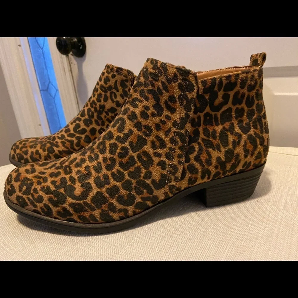 143 Girl animal print booties
